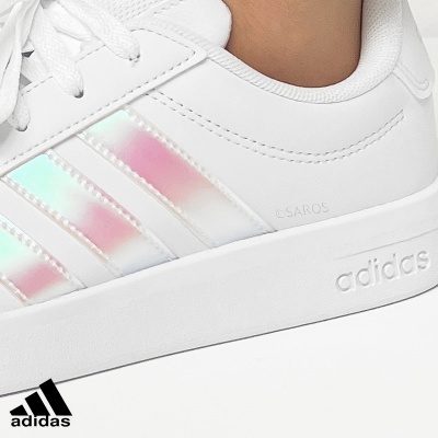 Ténis adidas brancos com riscas iridescentes e sola branca