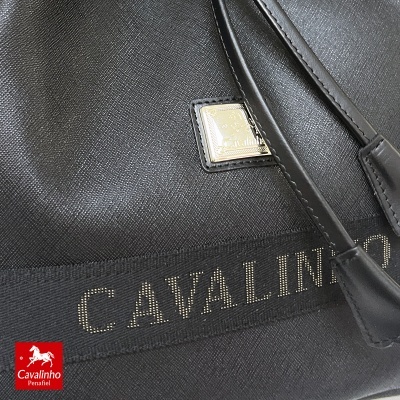Mala preta Cavalinho com etiqueta metálica dourada e alças em pele
