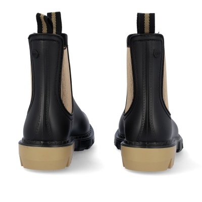 Botas pretas com sola castanha clara e detalhes em tecido bege