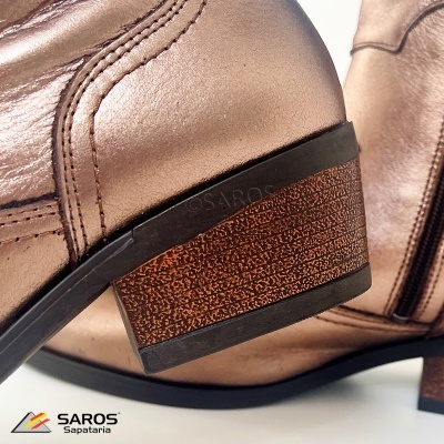 Botas de salto médio metálicas bronze com sola e salto castanho granulado