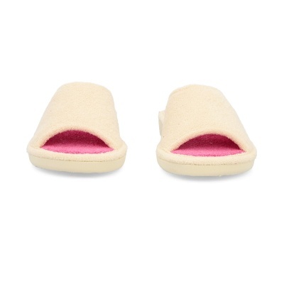 Chinelos creme com interior cor-de-rosa e textura felpuda