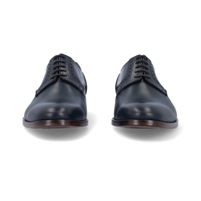 Sapatos formais pretos de couro com sola castanha em fundo branco