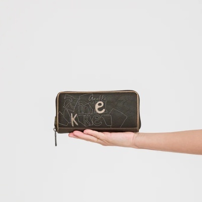 Carteira castanha em pele sintética com bordados e a palavra Anekke