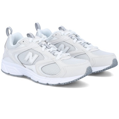 Sapatilhas brancas New Balance modelo 408 com detalhes cinzentos e sola branca