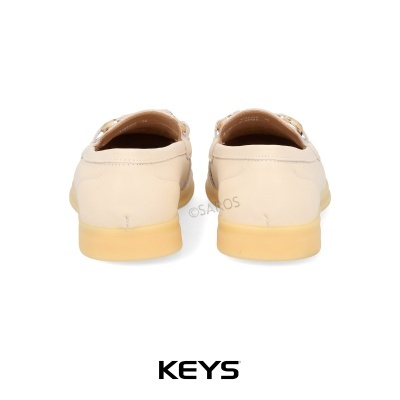 Sapatos baixos bege da marca Keys vistos de trás
