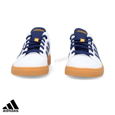 Ténis Adidas brancos com sola castanha clara e detalhes azuis e amarelos