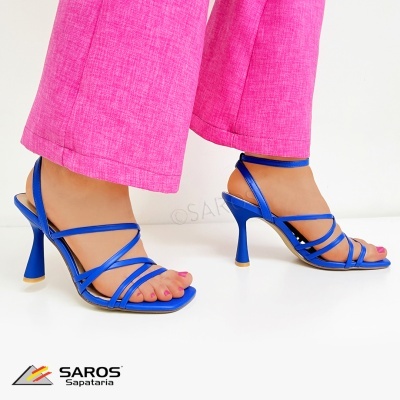 Sandálias azuis de salto alto com tiras finas cruzadas