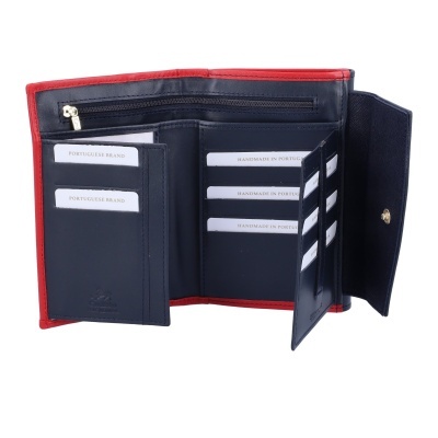 Carteira azul escuro com detalhes vermelhos e vários compartimentos para cartões