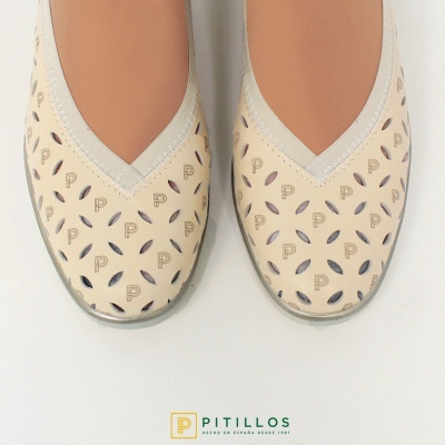 Sapatos femininos bege claro com padrão recortado e letras P da marca PITILLOS