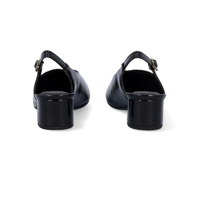 Sapatos pretos de tacão baixo com alça e fivela dourada