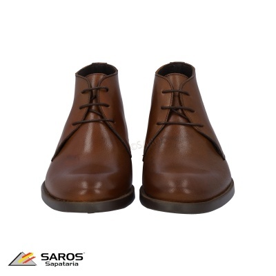 Par de botins castanhos em pele com atacadores castanhos e solas pretas