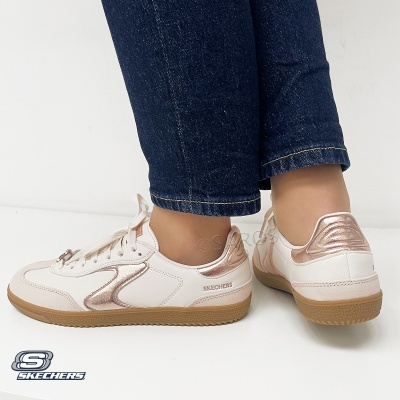 Ténis Skechers brancos com detalhes metálicos rosa dourado e sola castanha