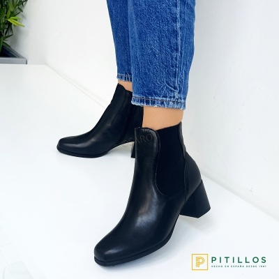 Botas pretas de senhora em pele com salto quadrado médio