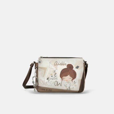 Mala de tiracolo creme e castanha com ilustração e texto