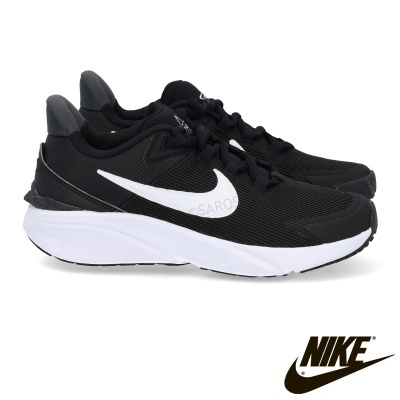 Ténis desportivos Nike pretos com logótipo branco e sola branca