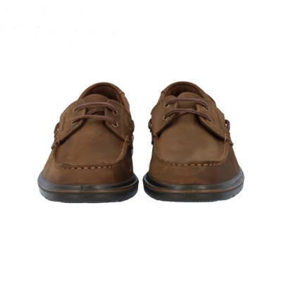 Par de sapatos castanhos de couro com atacadores