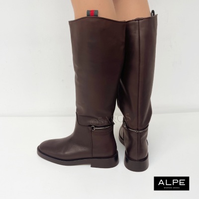 Botas castanhas altas de pele com sola preta e detalhe metálico