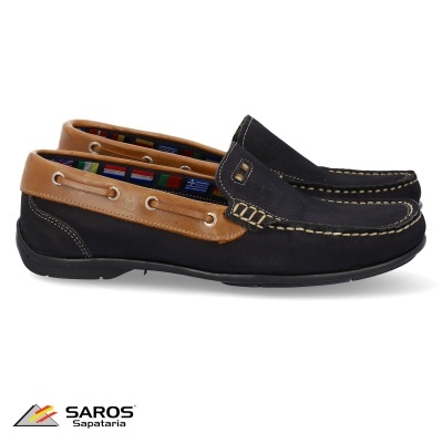 Sapatos mocassim camurça preta com detalhes castanhos e costuras bege.