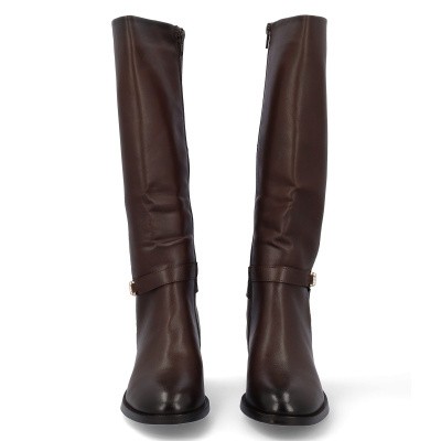 Botas altas castanhas em pele com fecho lateral e fivela decorativa