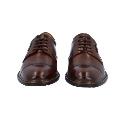 Sapatos masculinos de couro castanho com atacadores e solado preto