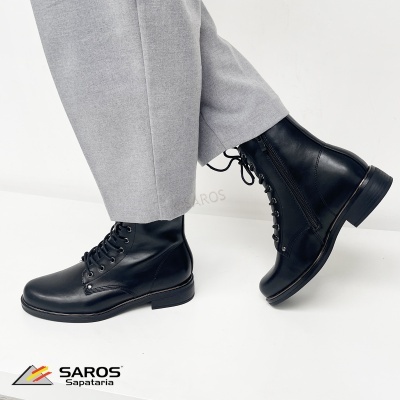 Botas pretas de couro com atacadores e fecho lateral