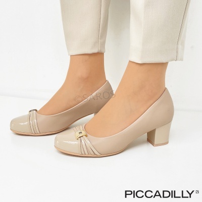 Sapatos de salto médio bege com biqueira brilhante e tiras decorativas