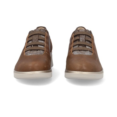 Par de sapatos castanhos em pele com sola branca e cadarços elásticos padrão zig-zag