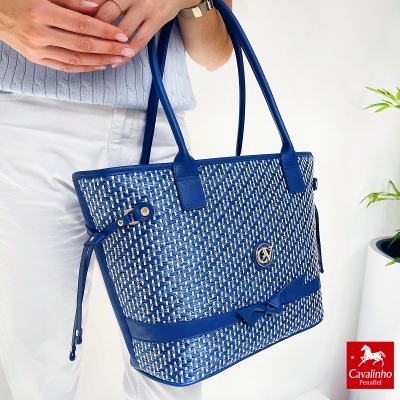 Mala azul com padrão entrelaçado branco e detalhes em couro azul