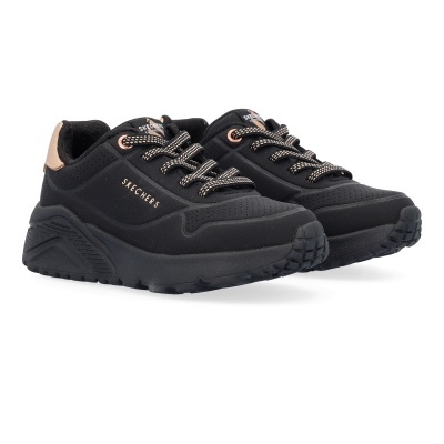 Par de ténis Skechers preto com detalhes rosa