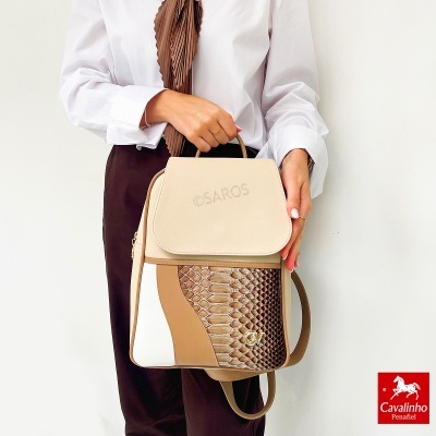 Mochila bege com padrão pele de cobra e detalhe metálico