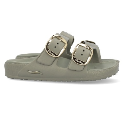 Chinelos cinzentos de borracha com duas fivelas douradas largas.