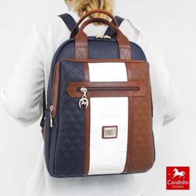 Mochila quadrada de couro azul, branco e castanho com padrão acolchoado