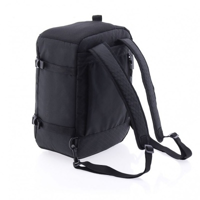 Mochila preta de tecido resistente com alças e tiras ajustáveis