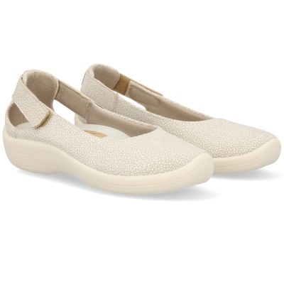 Sapatos femininos bege com padrão branco e fecho de velcro.