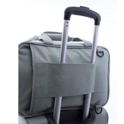 Bolsa de viagem cinza com alça presa ao carrinho cinzento