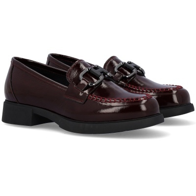 Sapatos tipo mocassim femininos em pele verniz castanha com detalhe preto