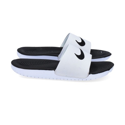 Chinelos tipo slide com sola branca e palmilha preta com fita branca e logo Nike preto.