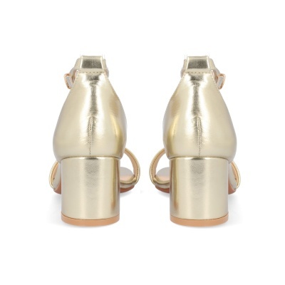 Sapatos de salto médio dourados vistos de trás