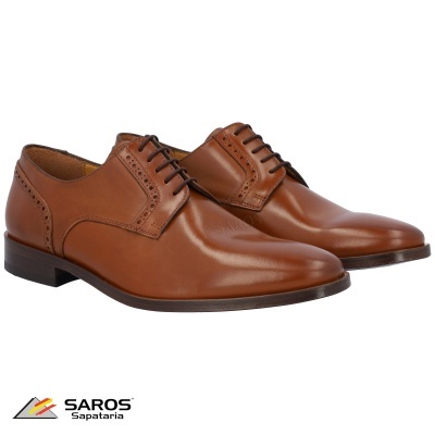 Sapatos castanhos de pele para homem com atacadores pretos