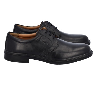 Par de sapatos sociais masculinos em couro preto com cadarços pretos
