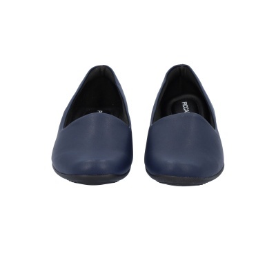 Sapatos planos azul escuro vistos de frente, textura lisa e sola preta
