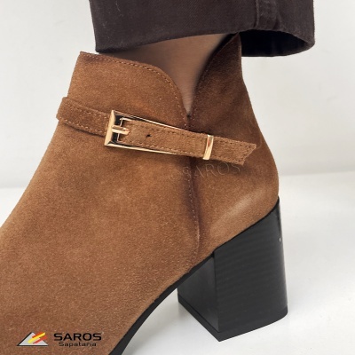 Botim de salto alto castanho em camurça com fivela dourada e salto preto grosso