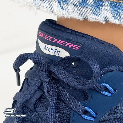 Sapatilha desportiva azul escuro Sketchers Arch Fit com cordões trançados e detalhes em azul claro