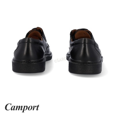 Sapatos de couro pretos vistos de trás com fundo branco