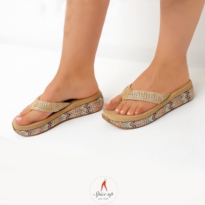 Chinelos femininos tipo havaianas com tiras bege e sola plataforma colorida em padrão zig zag