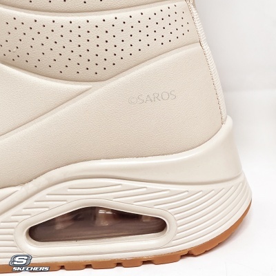 Sapatilha desportiva bege Skechers com sola branca e texto 'SAROS'
