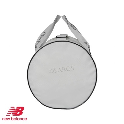 Mala redonda branca com alça cinzenta e texto 