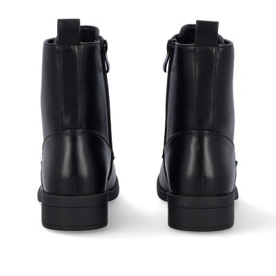 Botas pretas de couro sintético vistas de trás com salto baixo e zipper lateral