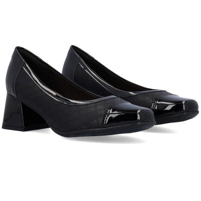 Sapatos femininos pretos com salto médio e biqueira brilhante