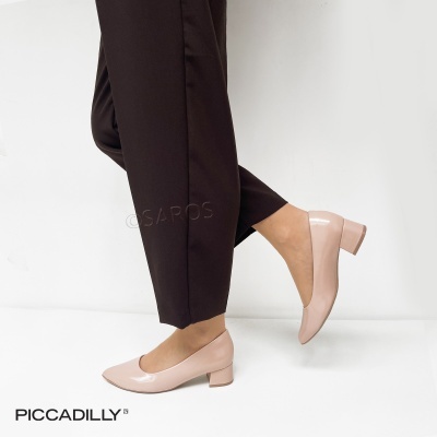 Sapatos femininos cor de pele com salto baixo quadrado e brilhante em piso branco